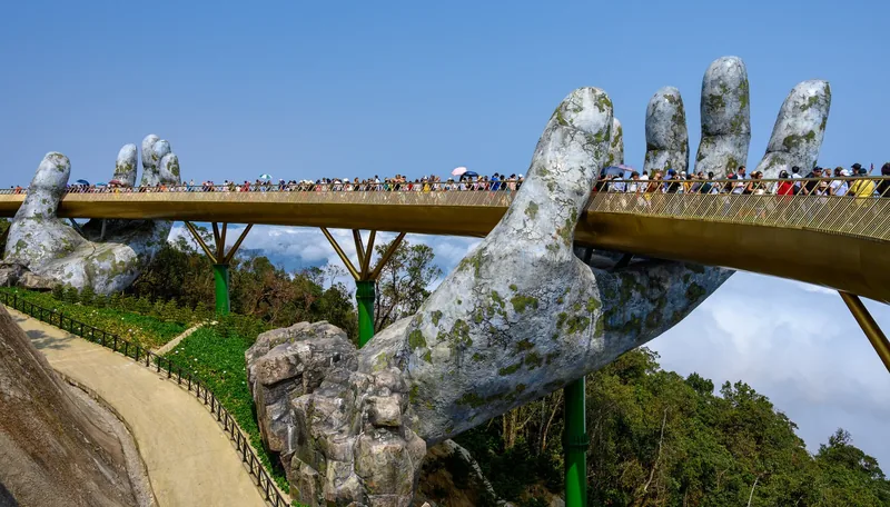 Những bàn tay đá khổng lồ nâng đỡ cây cầu vàng tại Ba Na Hills gần Đà Nẵng.